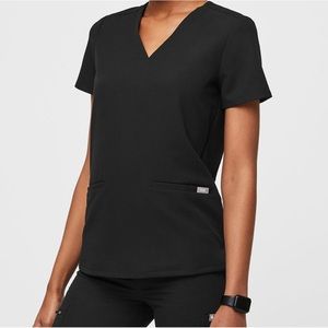 FIGS Women’s Casma three-pocket scrub top